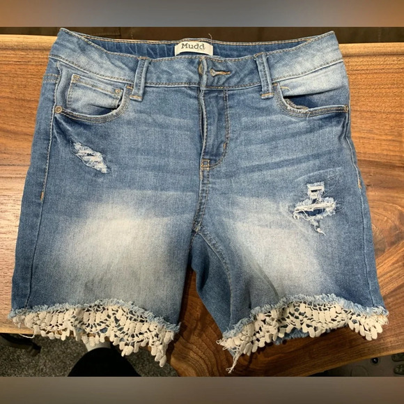 Mudd brand shorts with lace accent - Picture 1 of 2